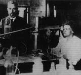 Pierre et Marie Curie dans leur laboratoire